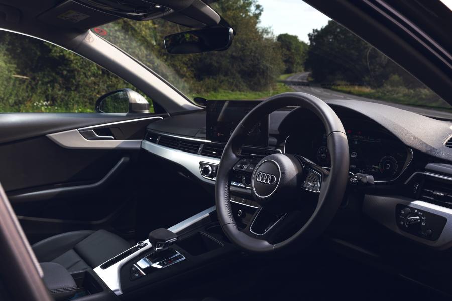 Интерьер Audi A4 35 TFSI Sport (B9) 2019 года  (UK) (фото 20 из 21)